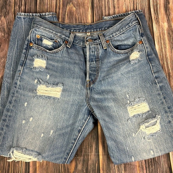 Women’s Levi’s Wedgie Icon Distressed Jeans - Picture 3 of 12